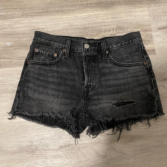 LEVI WOMEN SHORTS. SIZE 27 - Picture 1 of 3